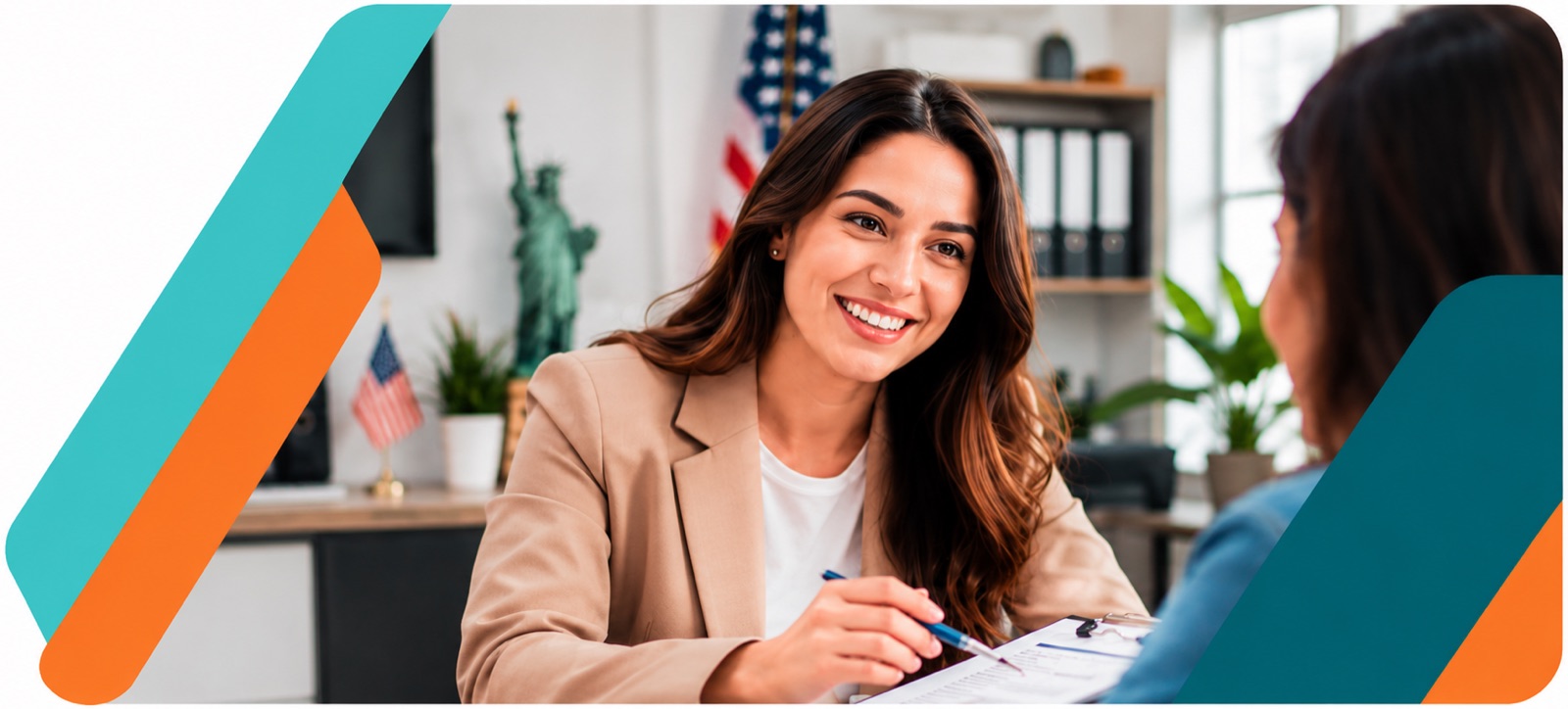 Asesora de ÉTIKA sonriendo mientras revisa documentos con una clienta